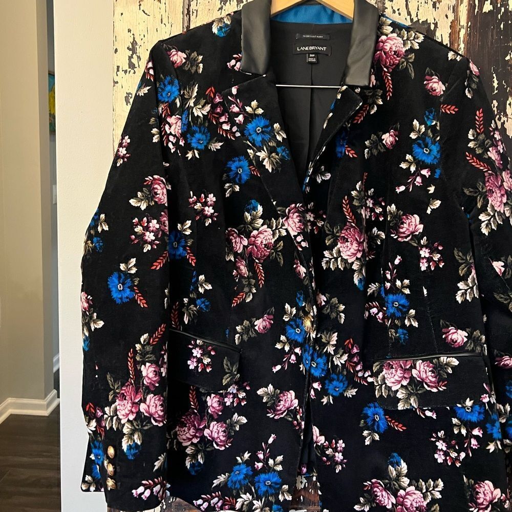 Lane Bryant’s Floral velour like tuxedo Blazer. Women’s size 20P. Bryant blazer
